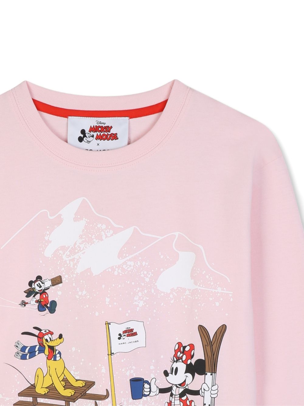 In collaboration con disney: long-sleeved cotton jersey t-shirt featuring a ski-themed mickey mouse e marc jacobs illustrazione sul davanti, e a woven label sul retro. W61022 475 MARC JACOBS KIDS 