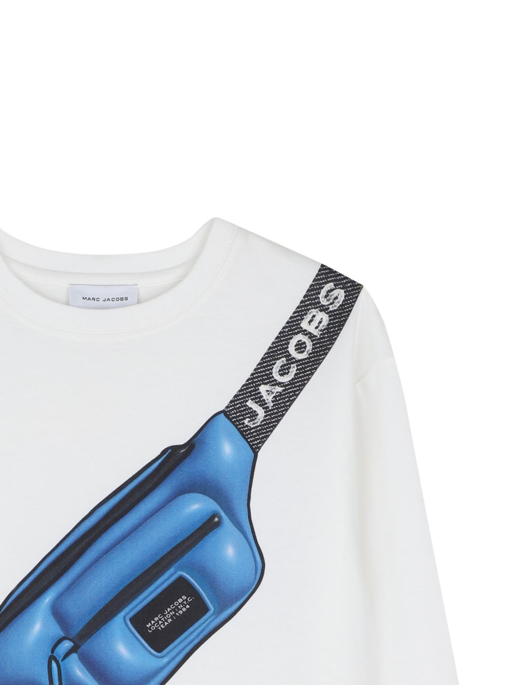Long-sleeved organic cotton jersey t-shirt con a 3d trompe-l'oeil illustrazione of a bum bag e marc jacobs artwork sul davanti. W61029 126 MARC JACOBS KIDS 