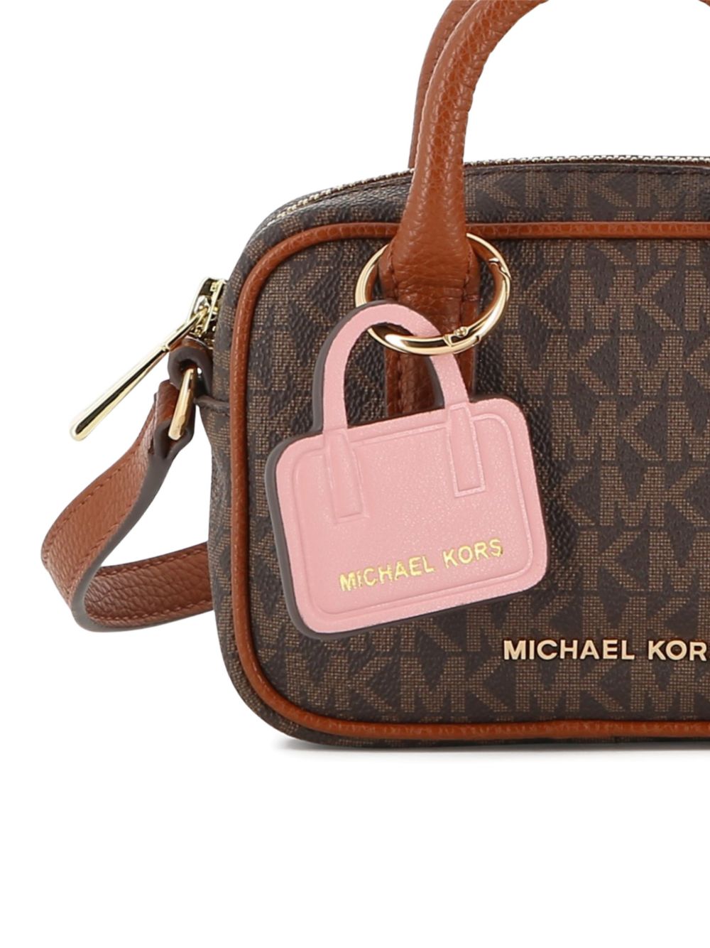 Handbag in monogram grained simili e grained simili con its removable bag key charm. Branded metal plate. Regolabile spalla strap in grained simili con gold buckles. Branded metal zip chiusura. Dimensions : 15x10x4.5cms. R30817 340 MICHAEL KORS KIDS 