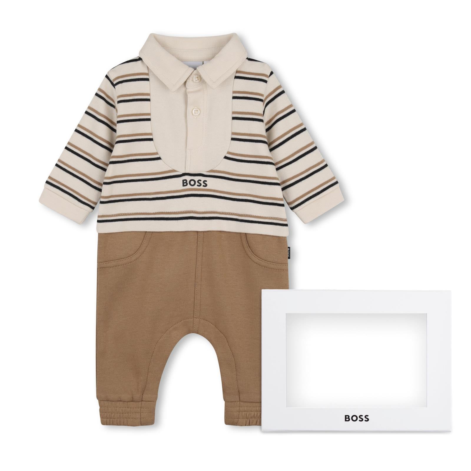 Long-sleeved jumpsuit in 100% organic cotton interlock, woven stripe sul top, decorative polo collar con chiusura con bottoni, plain fondo con false side tasche, elastico ankles, woven label con logo sul side, boss logo printed sul chest, snap openin J53299 21K BOSS KIDSWEAR 