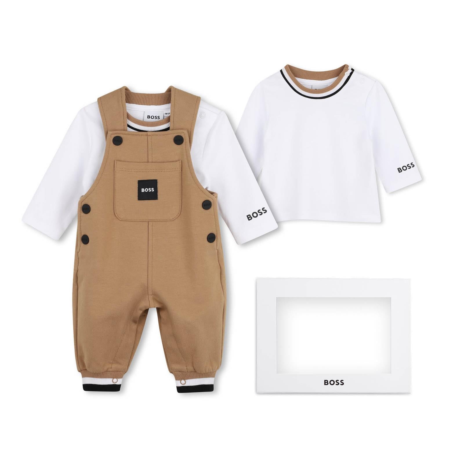 Overalls e t-shirt set. Overalls in brushed organic cotton e elastane fleece, snap fasteners sul straps e sides, patch tasca sul davanti, woven logo label sul tasca, a righe ribbing al ankles. T-shirt in 100% cotton interlock, a righe ribbing al coll J53301 269 BOSS KIDSWEAR 
