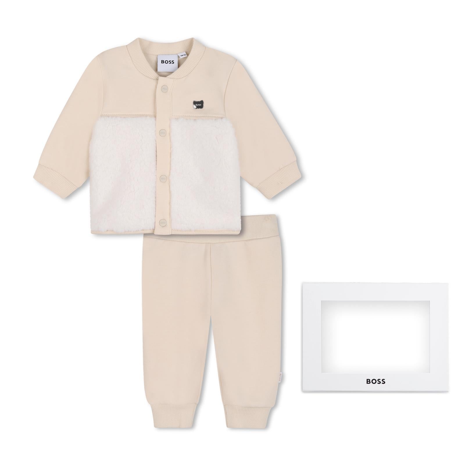 Cardigan e pantaloni set. Cardigan in mixed fabrics, chiusura con bottoni automatici sul davanti of maniche e top in brushed cotton fleece from organic farming e elastane, e bottoms in 100% polyester plush fabric, metal logo plaque sul chest. Jogging J53320 21K BOSS KIDSWEAR 
