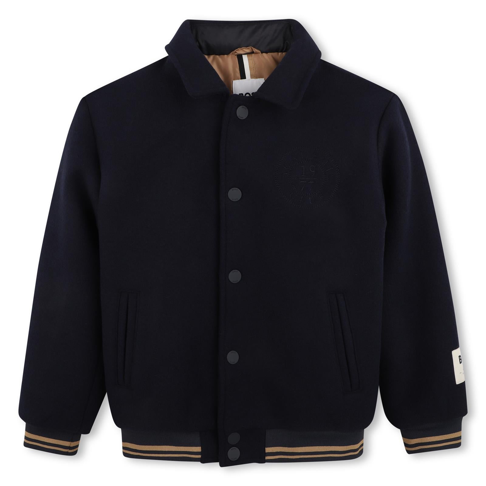 Wool jacket. Boss retro to school logo. Chiusura con bottoni automatici. 2 piped tasche. Woven boss label sul manica. J53429 849 BOSS KIDSWEAR 