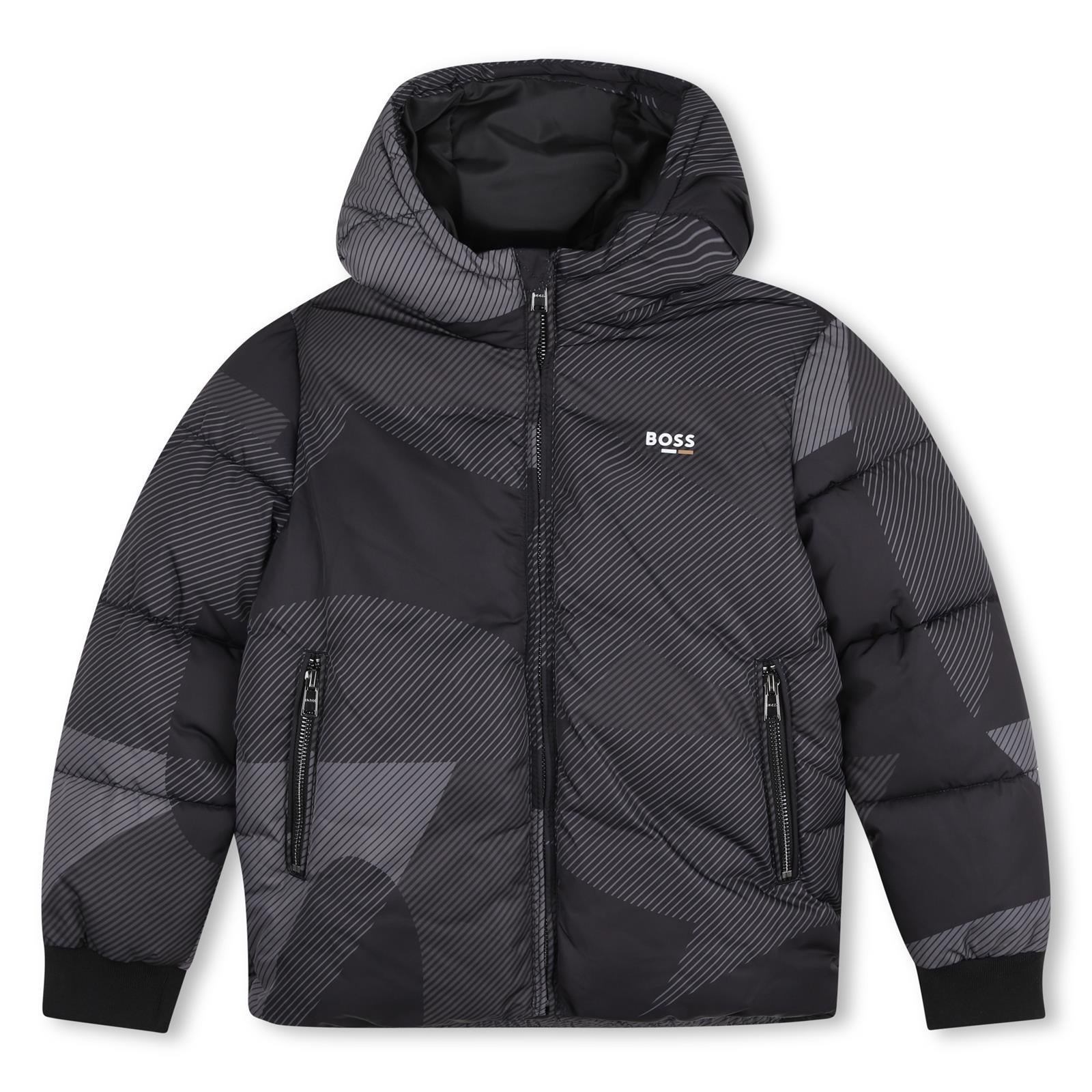 Polyester con cappuccio jacket. Chiusura con zip. Zip tasche/ boss logo sul chest in iconic colors. Full polyester fodera. J53441 09B BOSS KIDSWEAR 