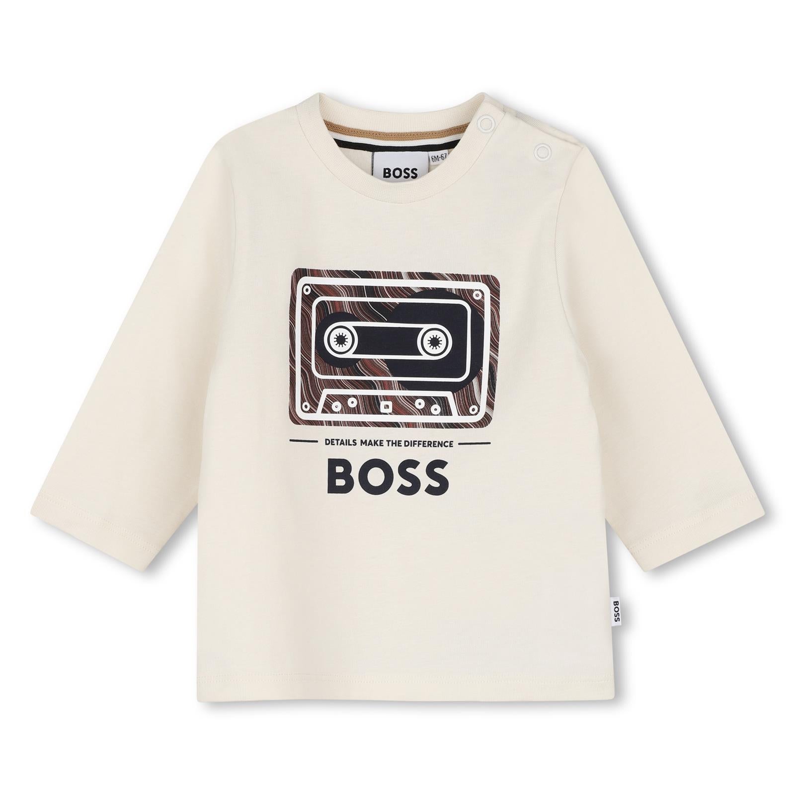 Long-sleeved jersey t-shirt. Funny, presented con 3 different graphics for each theme. Chiusura con bottoni automatici al spalla. Raiser boss. J53503 120 BOSS KIDSWEAR 