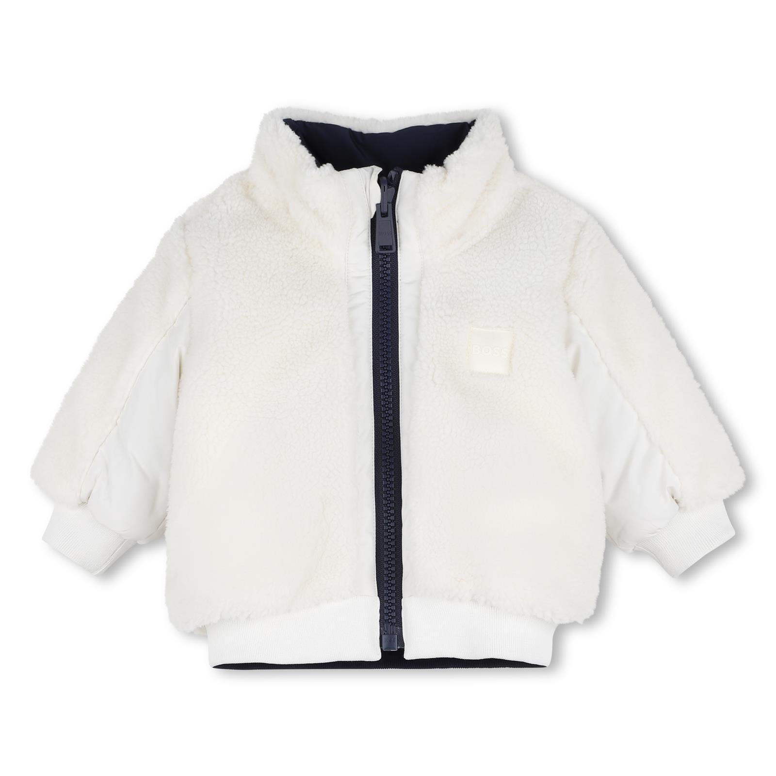 Reversible piumino. One side in sherpa con chiusura con zip, boss badge sul chest, e two side tasche. Other side in nylon con chiusura con zip, boss logo sul chest, e two patch tasche sul davanti. J53505 120 BOSS KIDSWEAR 