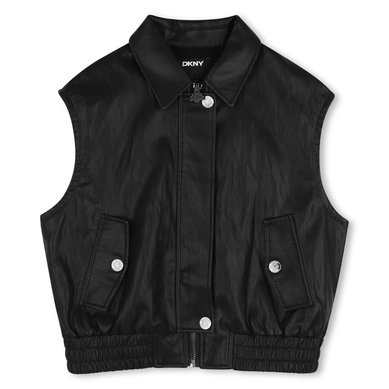Mini-me senza maniche faux leather jacket in 55% polyurethane, 45% polyester. Davanti snaps tasche. Retro pleat. Elastictated fondo. Davanti zip chiusura. Embossed dkny logo al retro. D62908 09B DKNY KIDS 