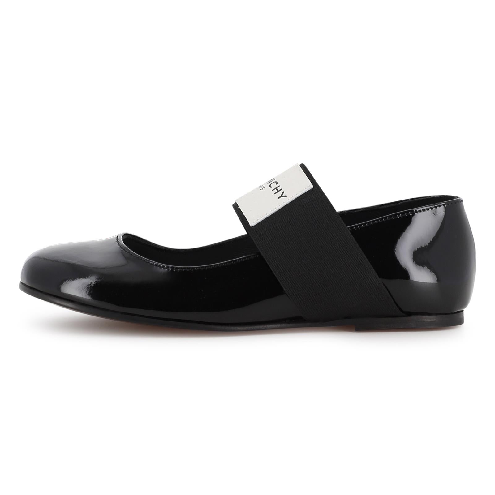 Ballerines in cow leather, varnished finish, lined in sheep leather, outsole in cow leather. Comfort secured by top elastico. Leather label sewn sul top elastico, givenchy logo printed. Made in portugal. Sold in shoes box. H31476 09B GIVENCHY KIDS 