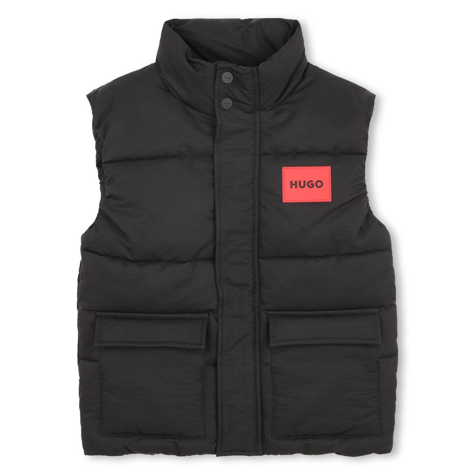 Senza maniche down jacket in 100% recycled polyamide, high collar, patch tasche con flap sul davanti, rubber badge con logo sul chest, zip chiusura con tab. G01180 09B HUGO KIDS 