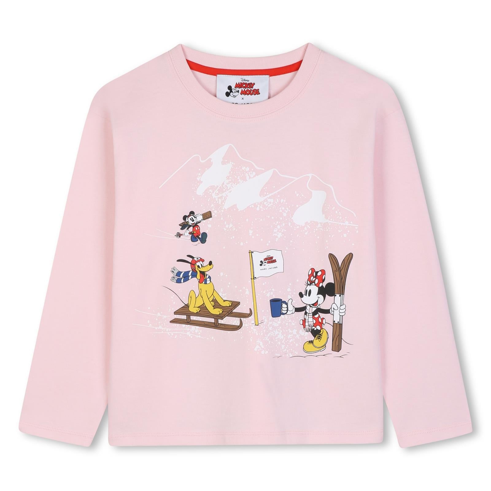 In collaboration con disney: long-sleeved cotton jersey t-shirt featuring a ski-themed mickey mouse e marc jacobs illustrazione sul davanti, e a woven label sul retro. W61022 475 MARC JACOBS KIDS 