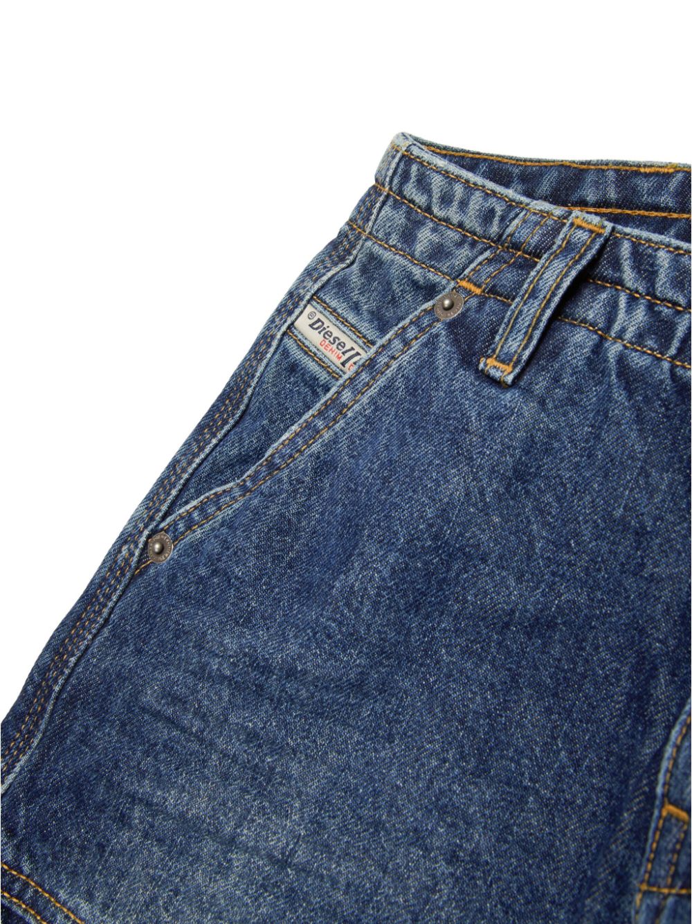 Oversized jeans with blue pockets