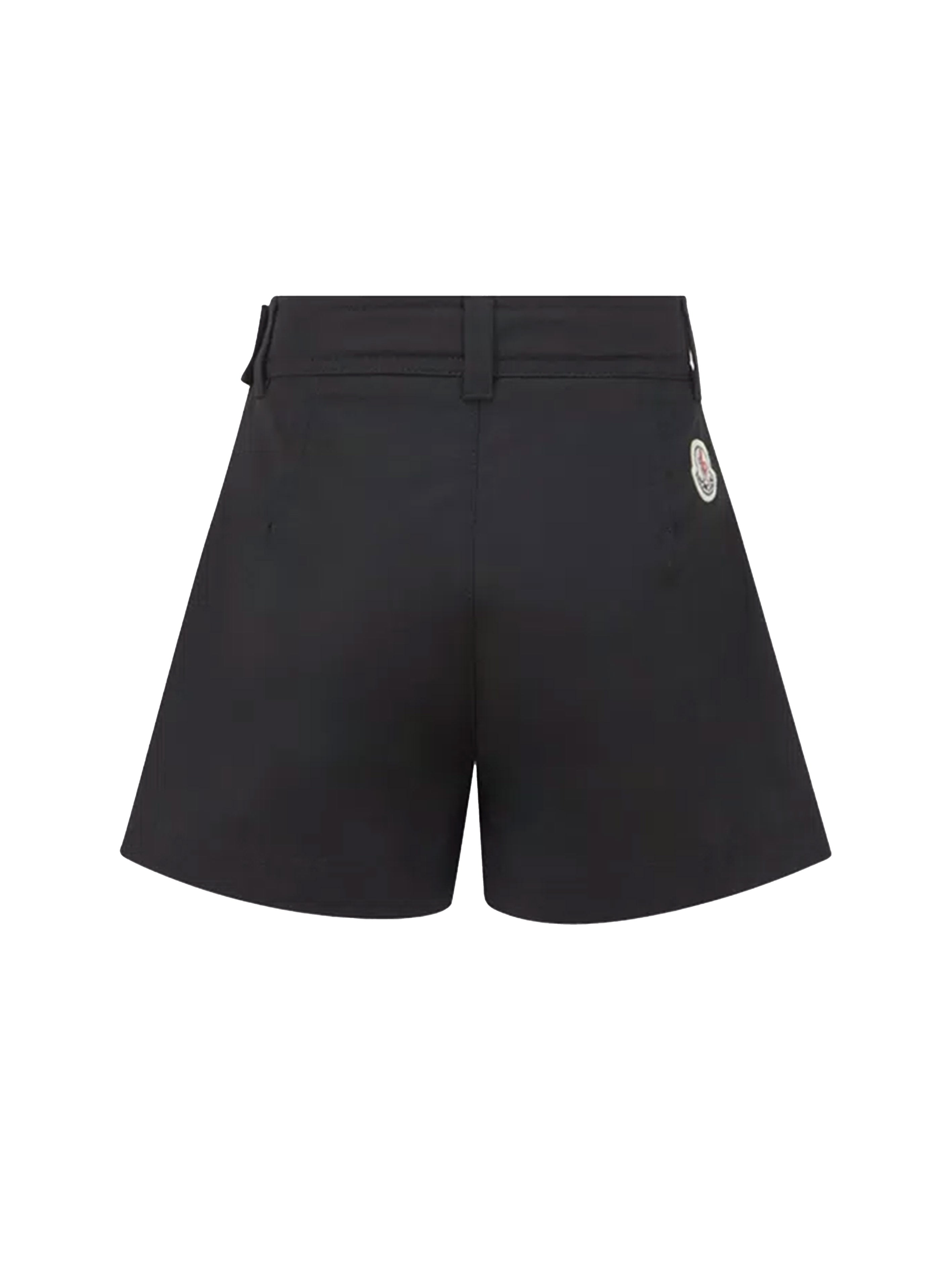 Shorts with black pockets