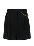 Shorts con catena decorativa e pieghe frontali