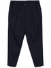 Pantalone blu con accessorio logato