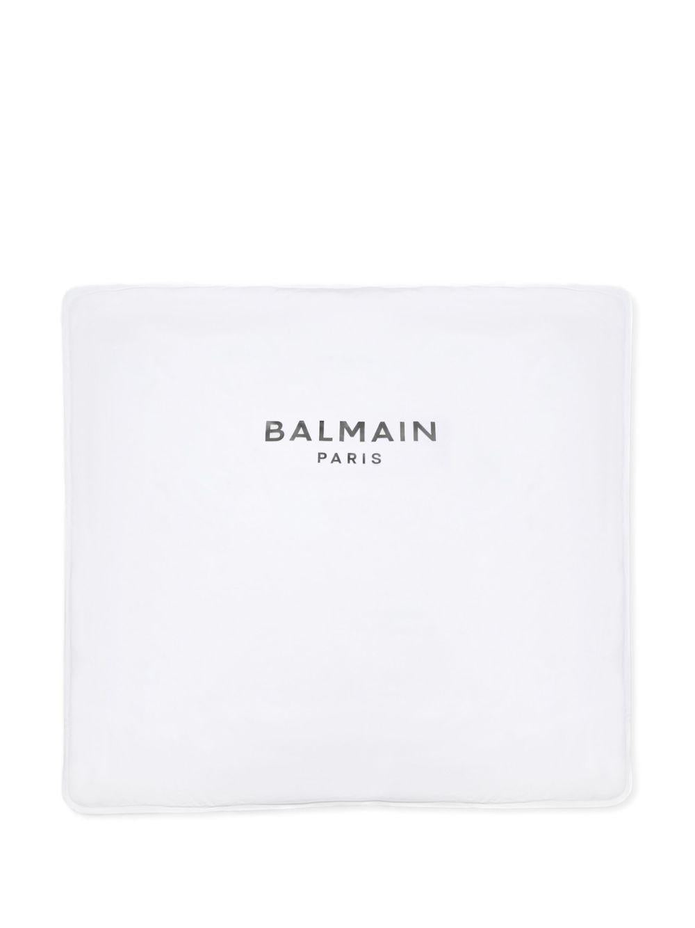 Coperta bianca con logo nenoato