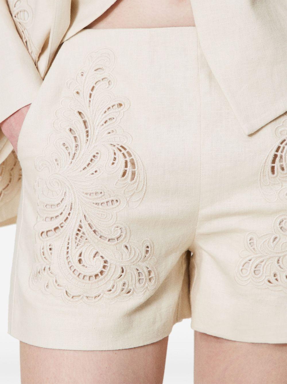 Short madreperla in lino ricamato