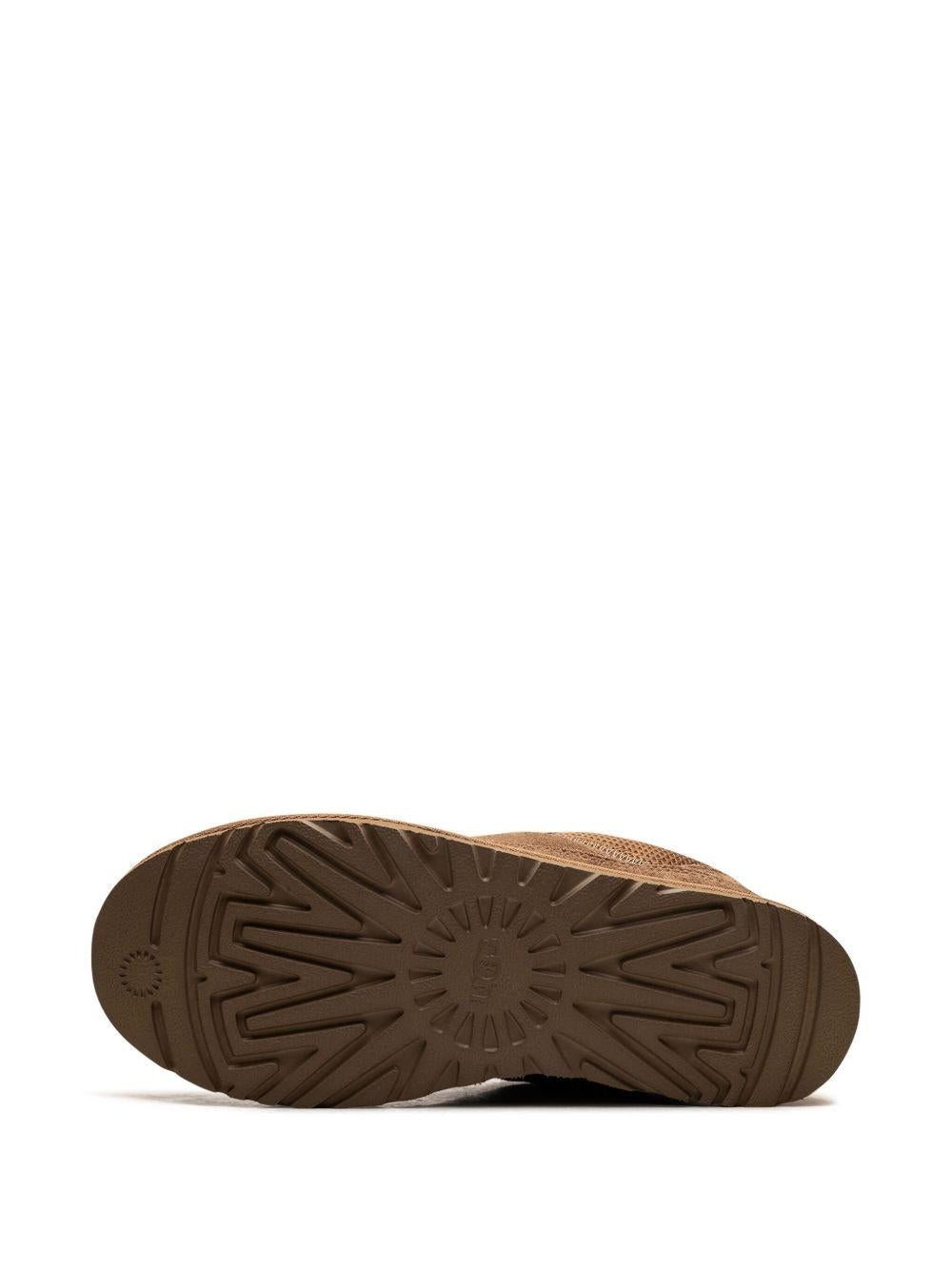 Sneakers in Pelle Scamosciata con Suola Piatta 1168890 CHE UGG 