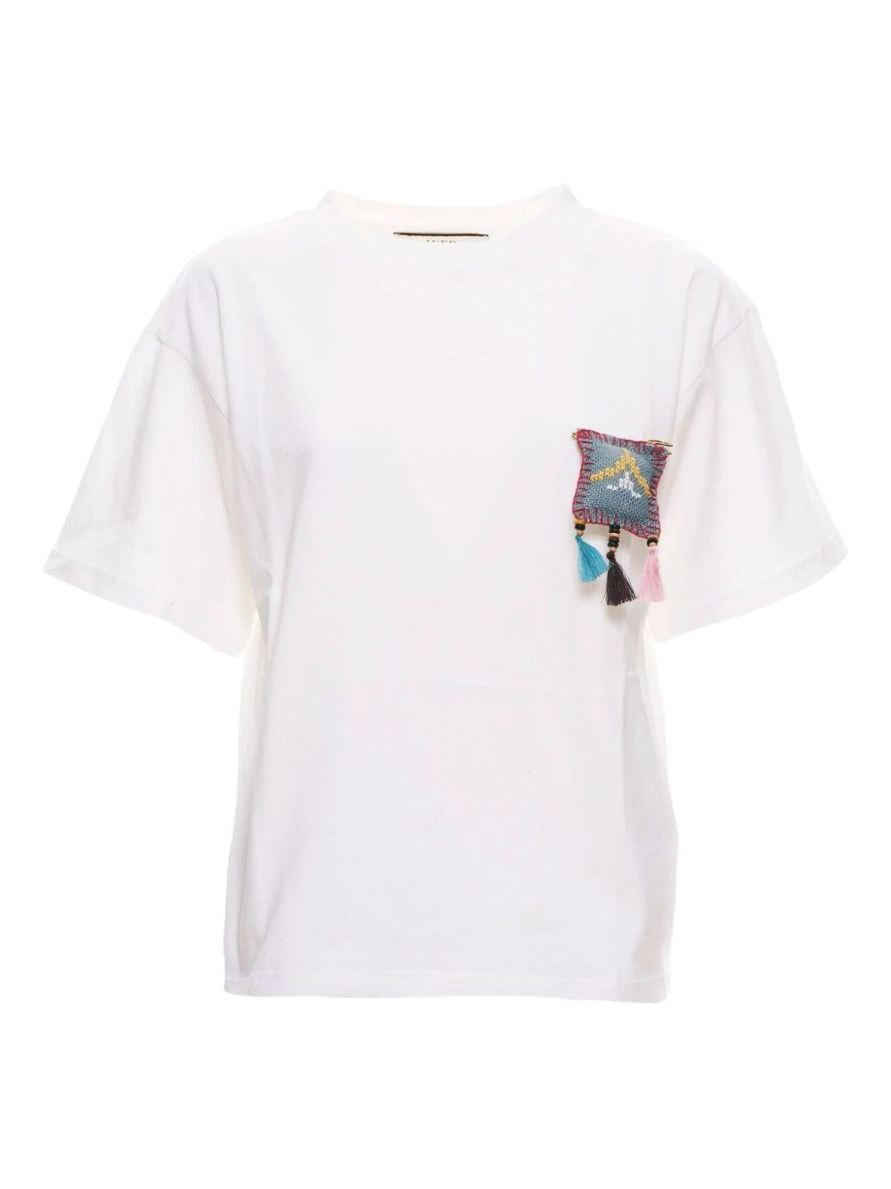 T-shirt bianca oversize con spilla ricamata