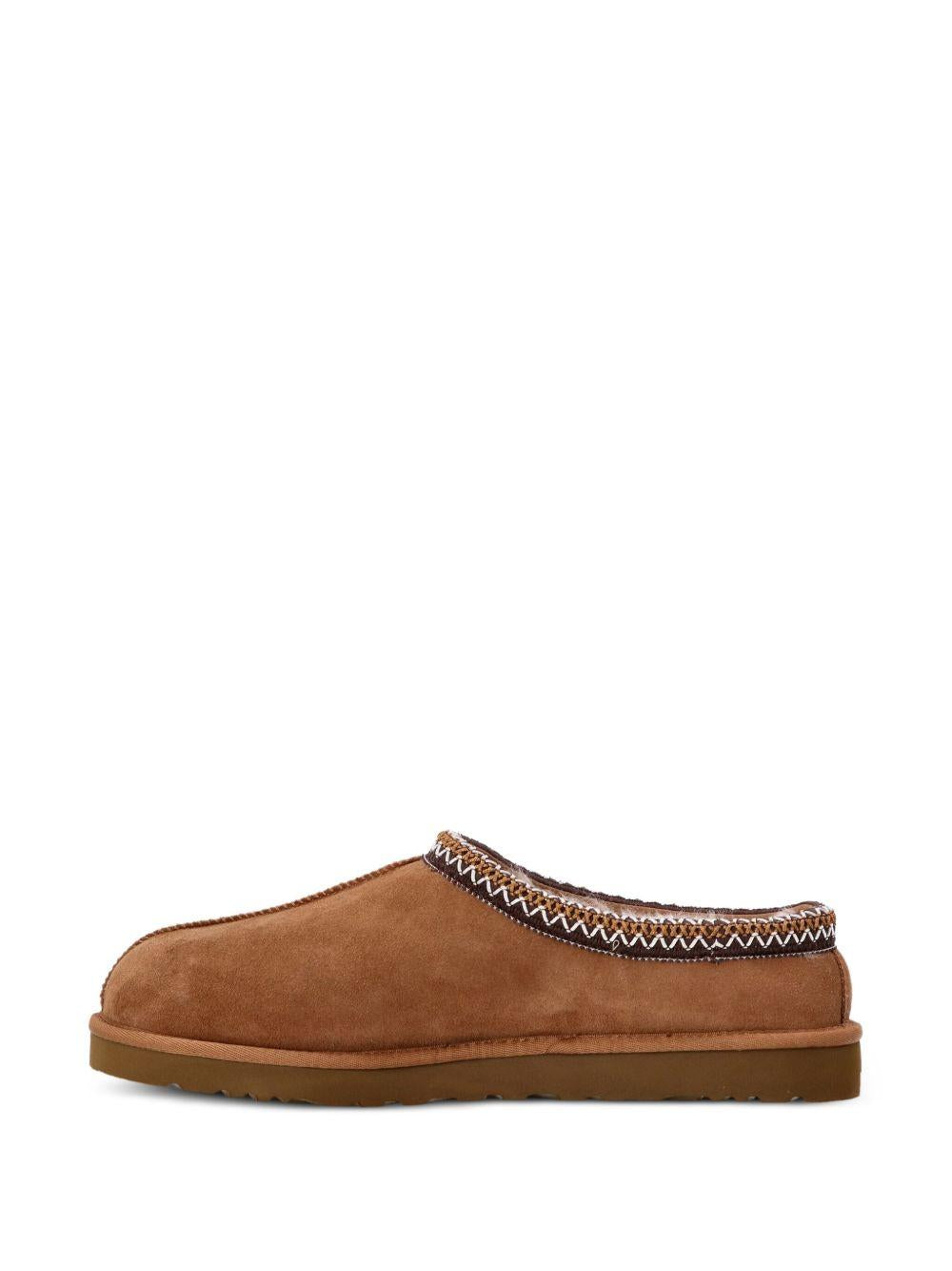 Slippers marroni in pelle scamosciata con cuciture decorative 1174671 CHE UGG 