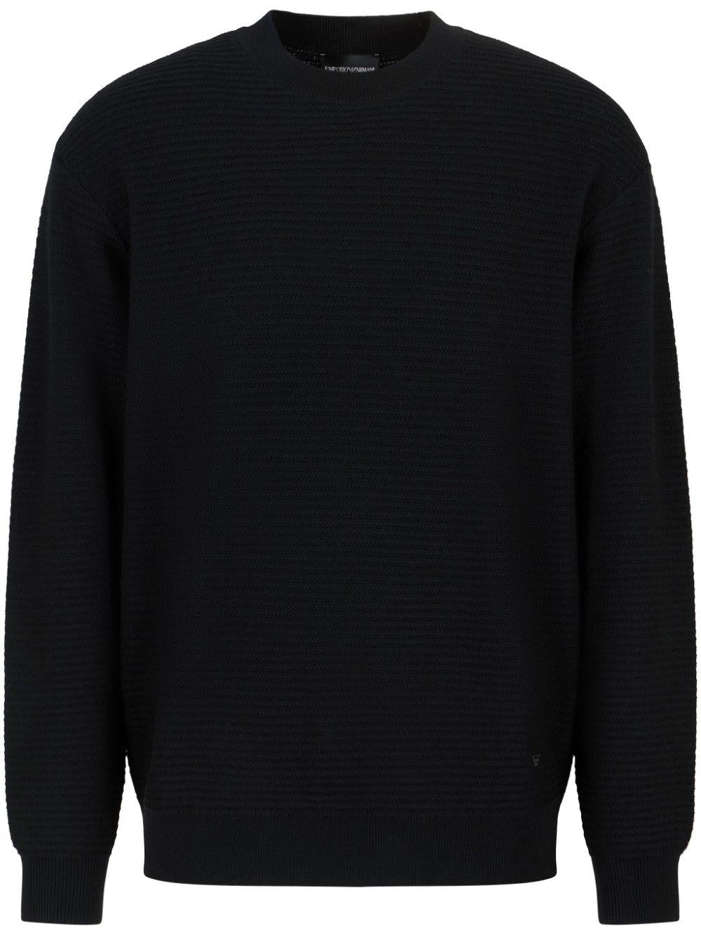 Maglione nero con lavorazione a coste