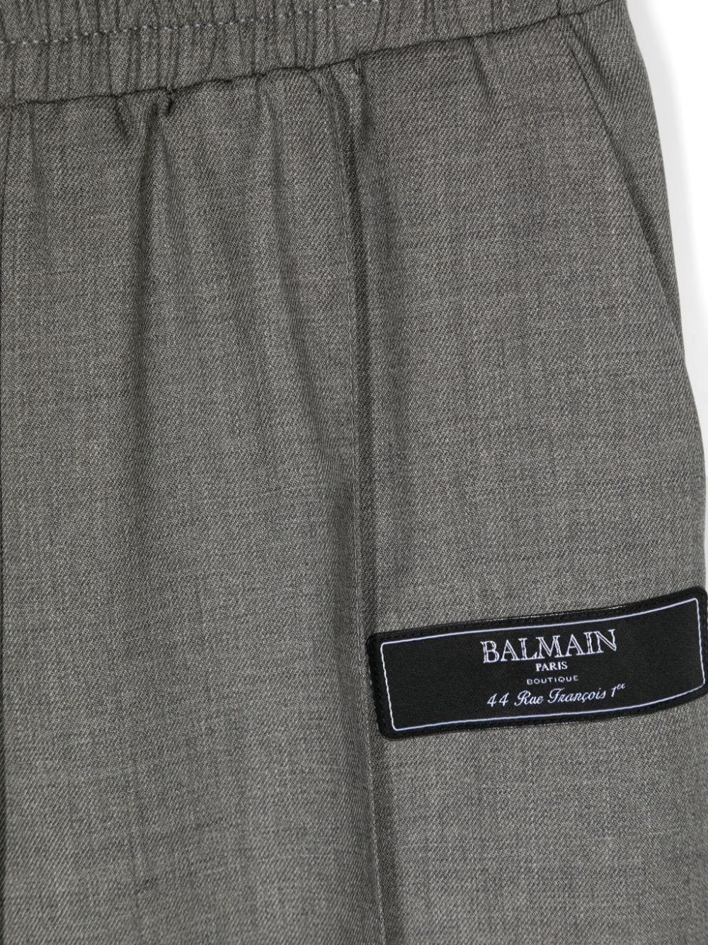 Pantalone affusolato grigio etichetta logo