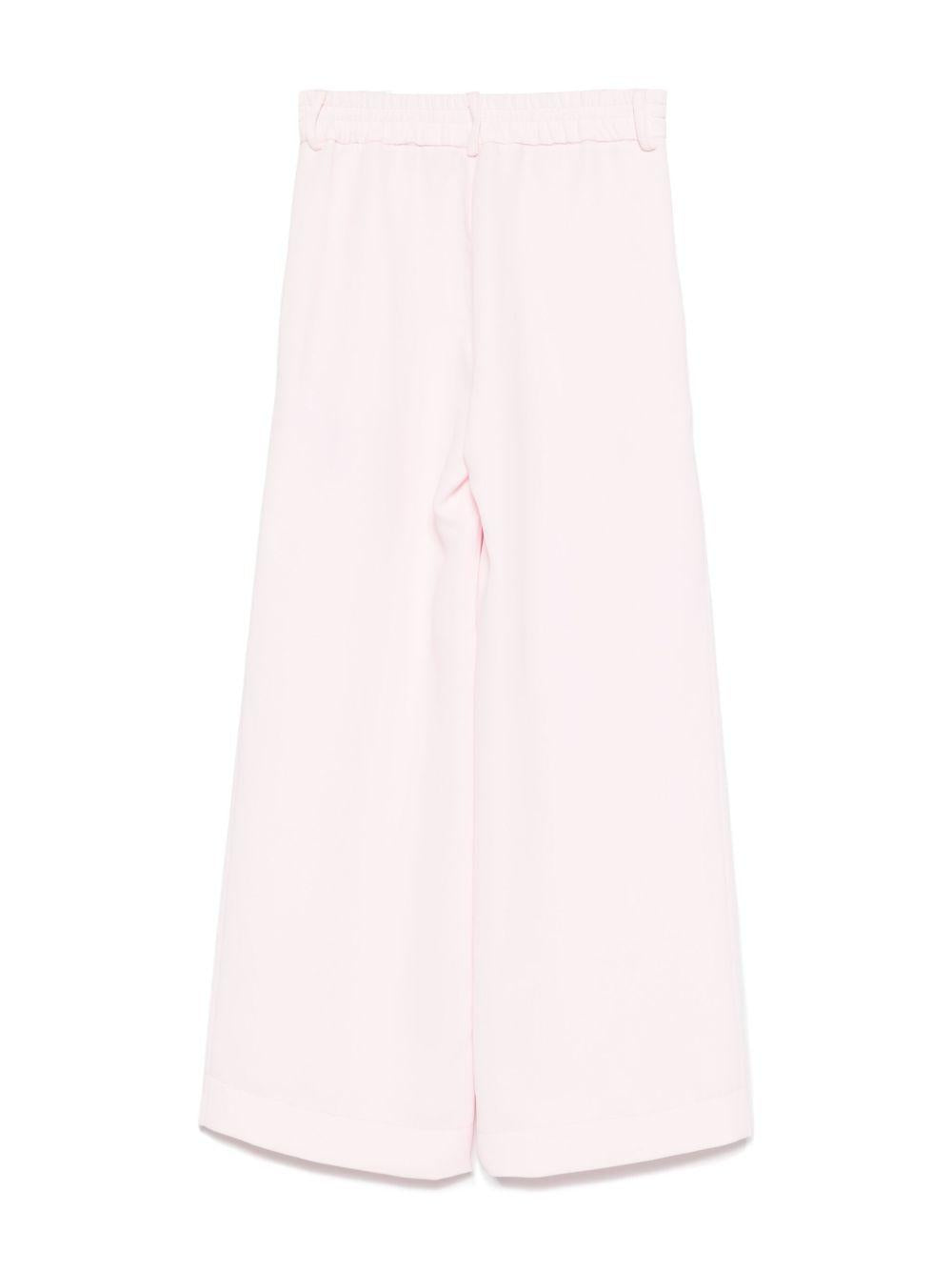 Pantalone rosa con pieghe stirate