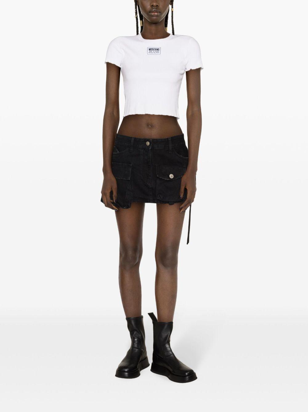 T-shirt crop a costine etichetta logo bianca