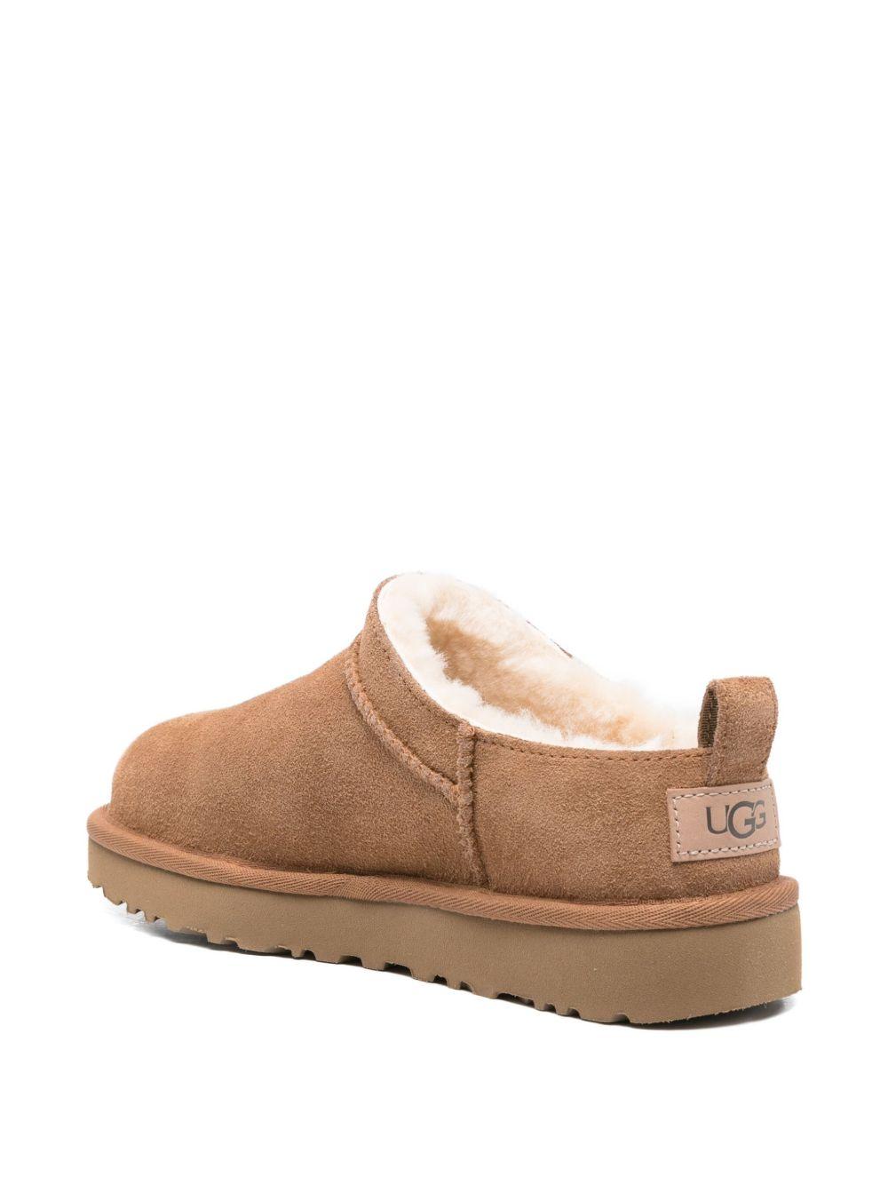 Stivaletti castagna in camoscio micro con patch logo 1173891 CHE UGG 