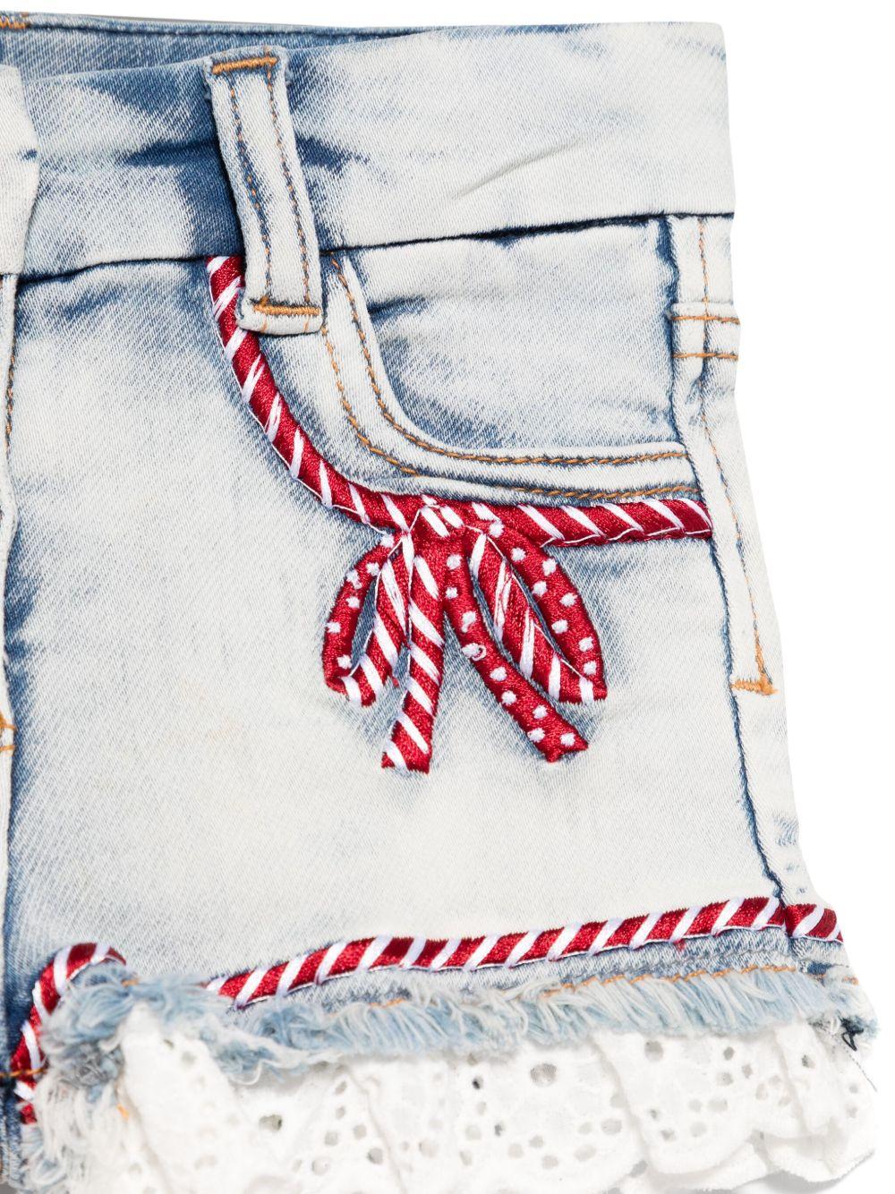 Short denim con ricami e orli merletto