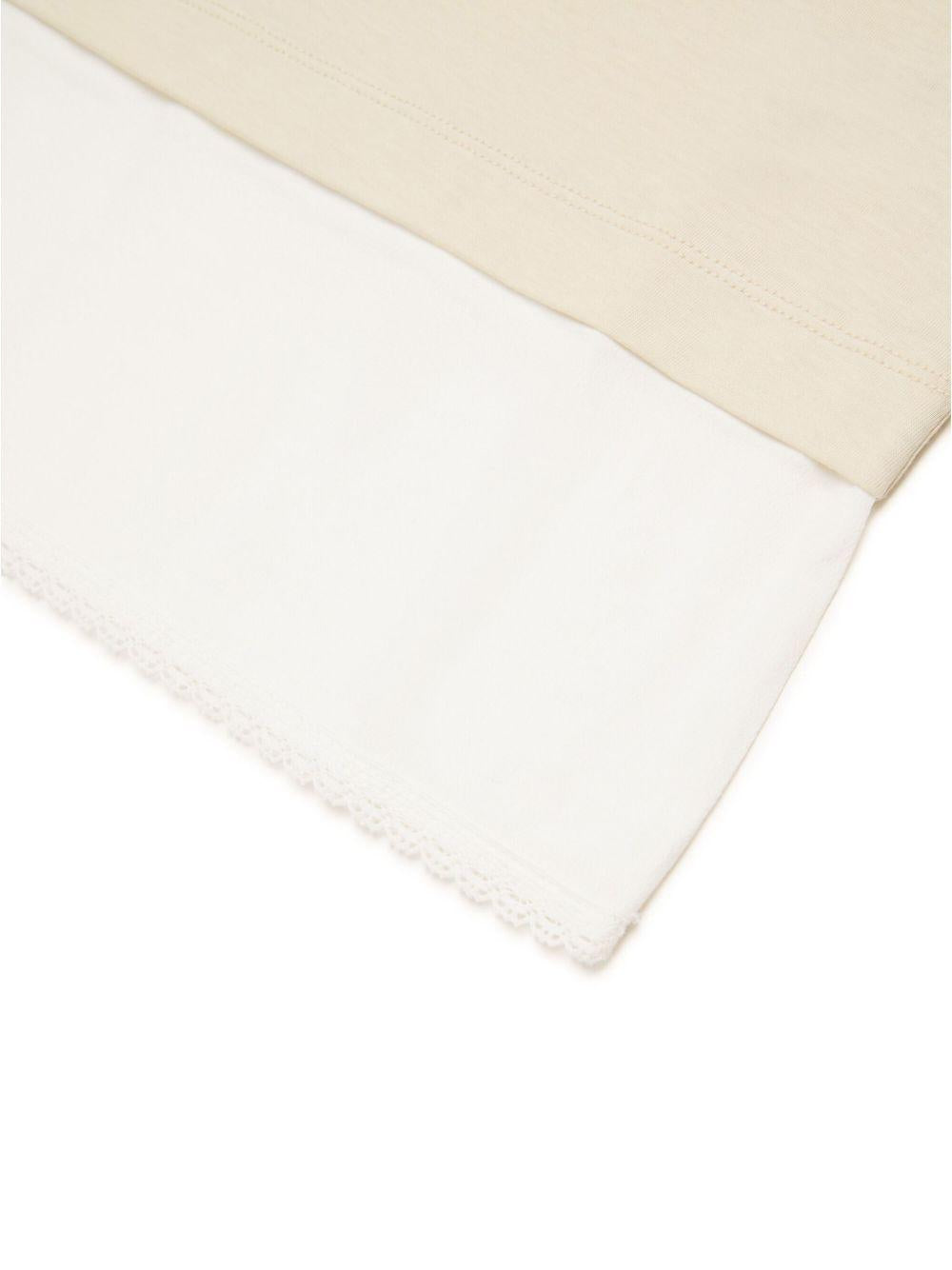Canotta beige con fondo bianco