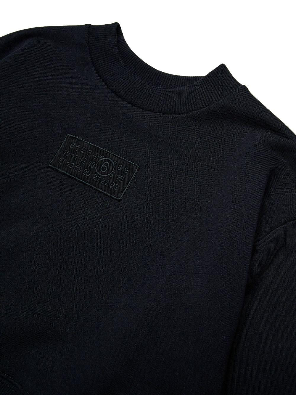 Felpa nera girocollo con applicazione frontale e logo numerico M60904MM04H M6900 MM6 MAISON MARGIELA KIDS 