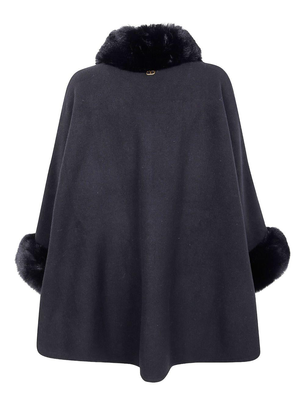 Mantella Nera con Dettagli in Pelliccia 252TO5130 00006 TWINSET 