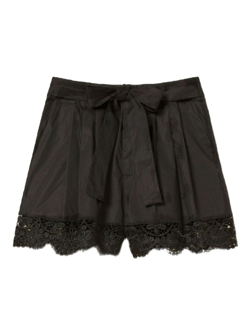 Short nero con orli in pizzo floreale