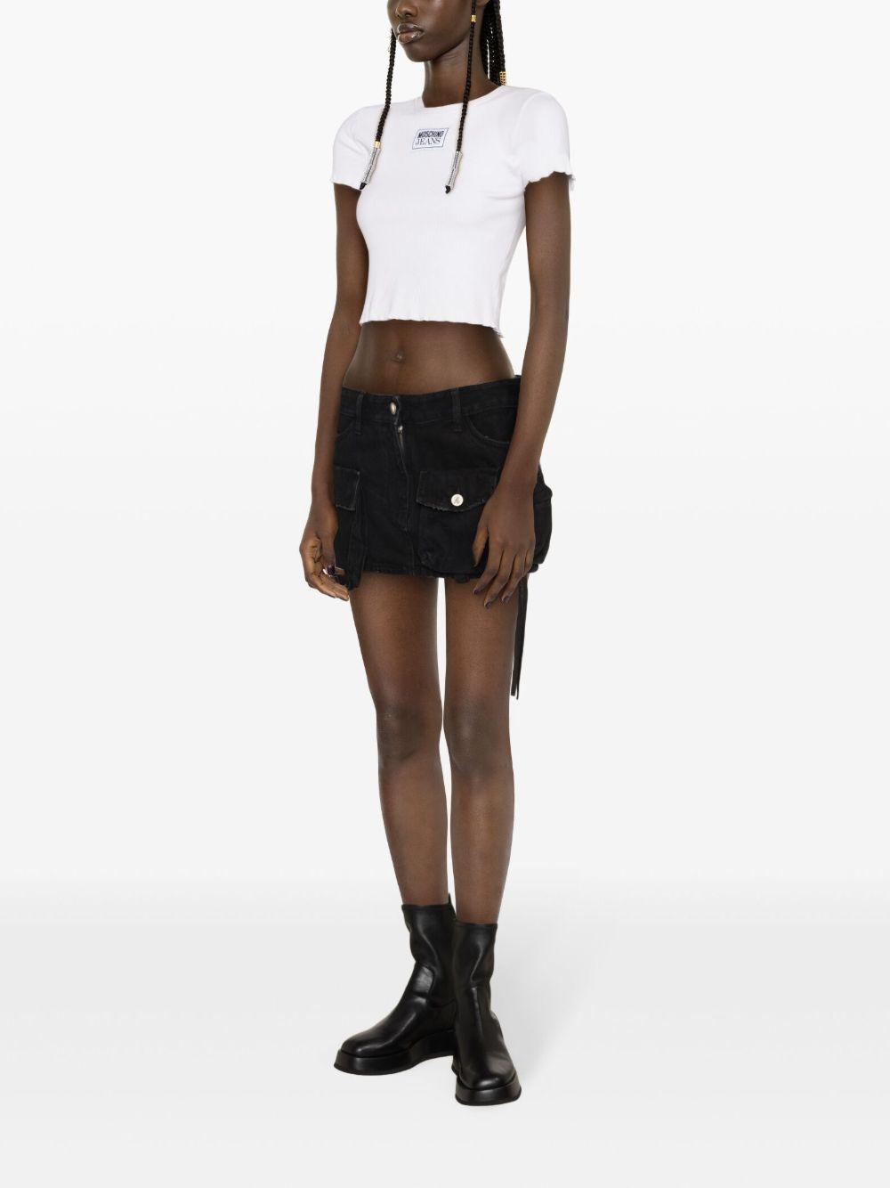 T-shirt crop a costine etichetta logo bianca