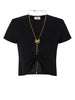 T-shirt nera con arricciatura e collana