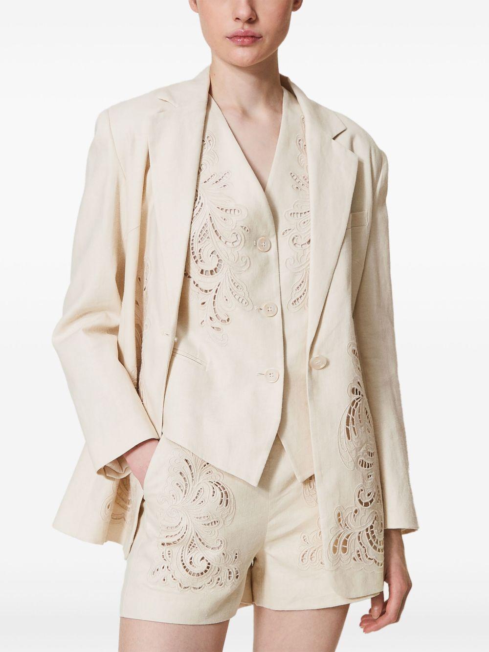 Short madreperla in lino ricamato