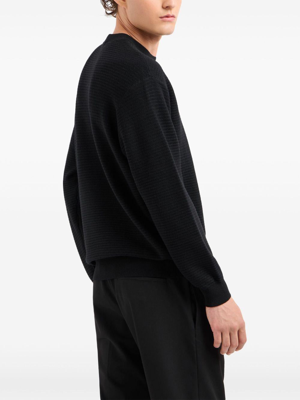 Maglione nero con lavorazione a coste