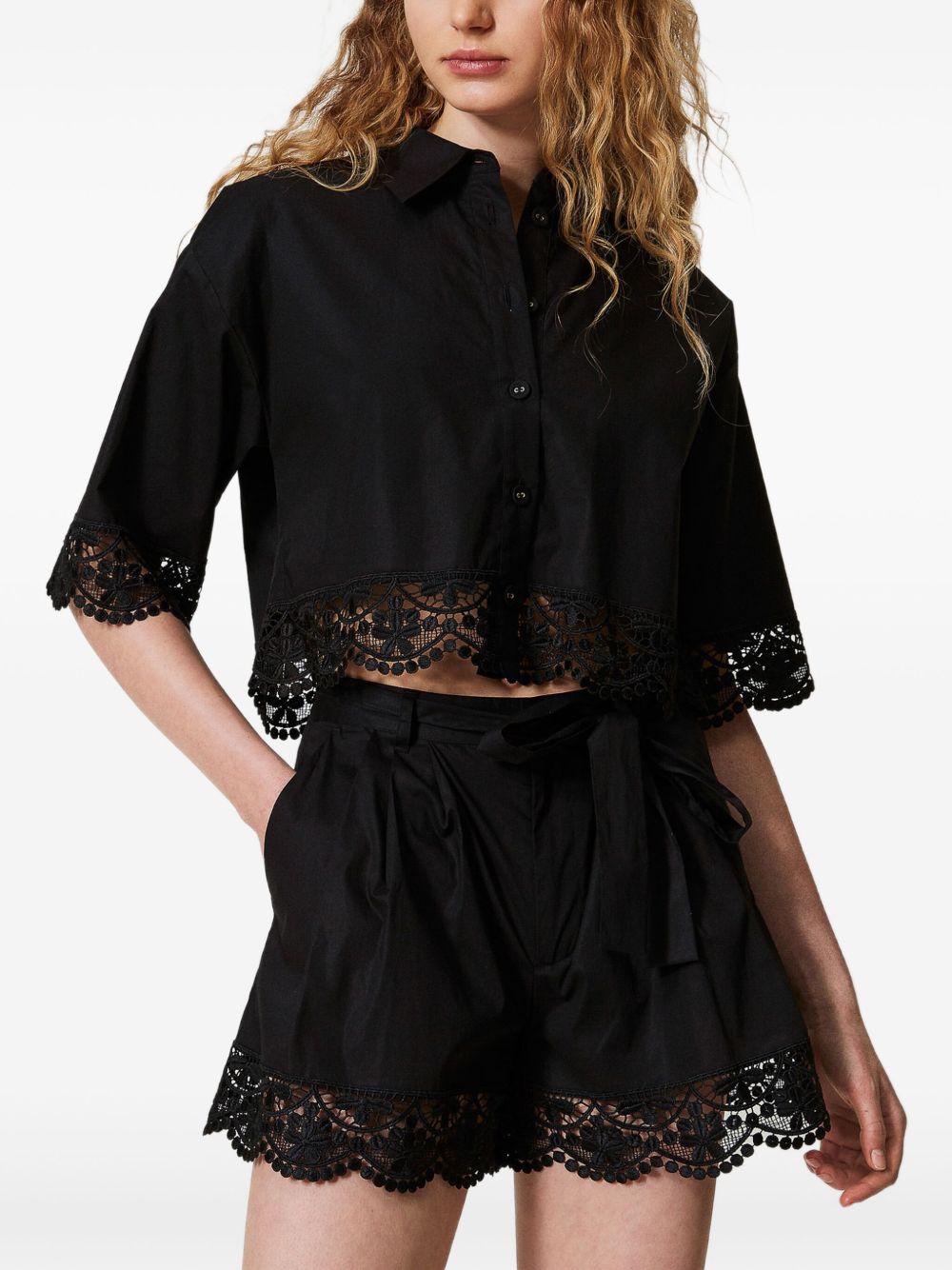 Short nero con orli in pizzo floreale