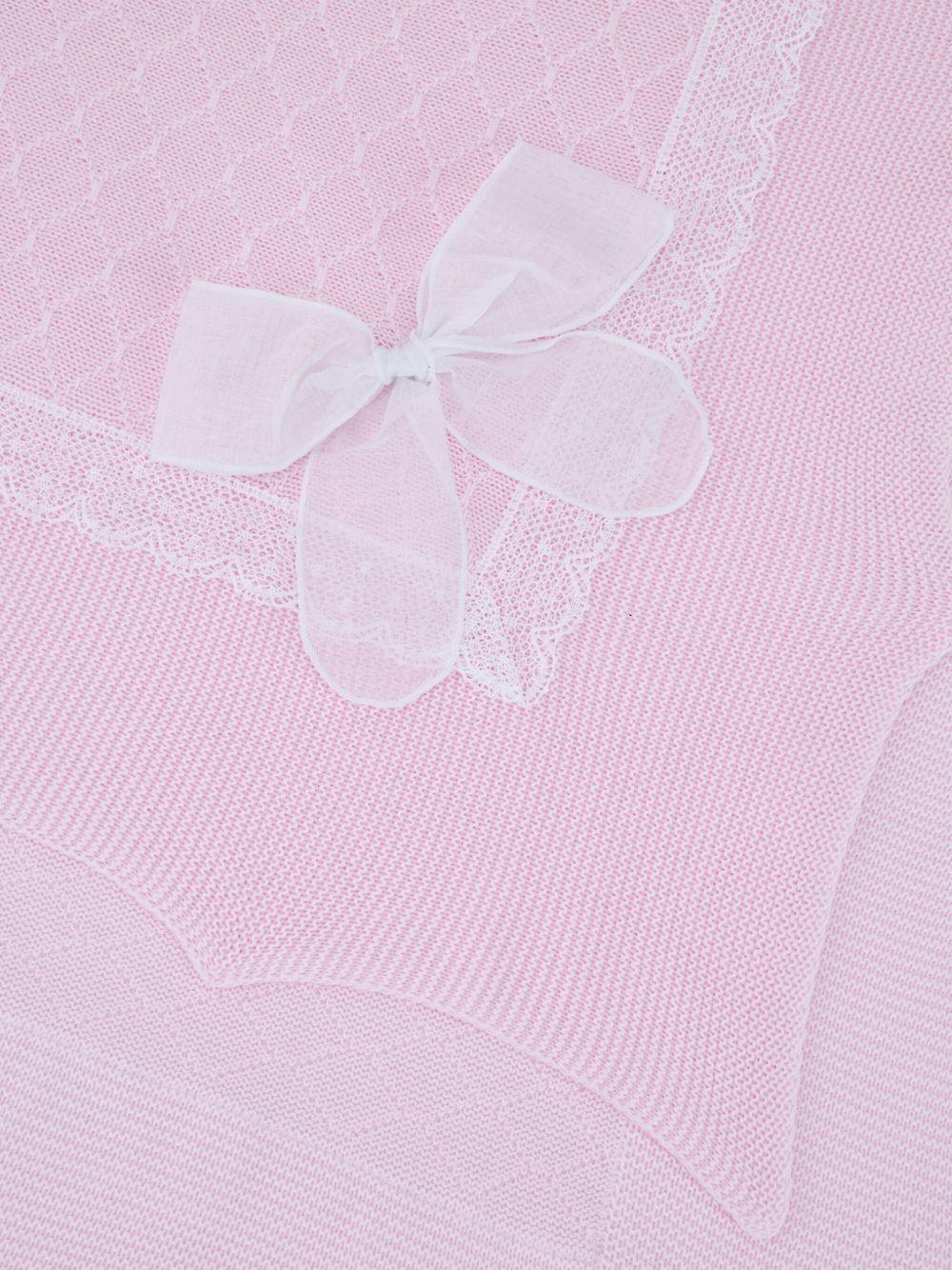 Coperta in maglia rosa con pizzo bianco