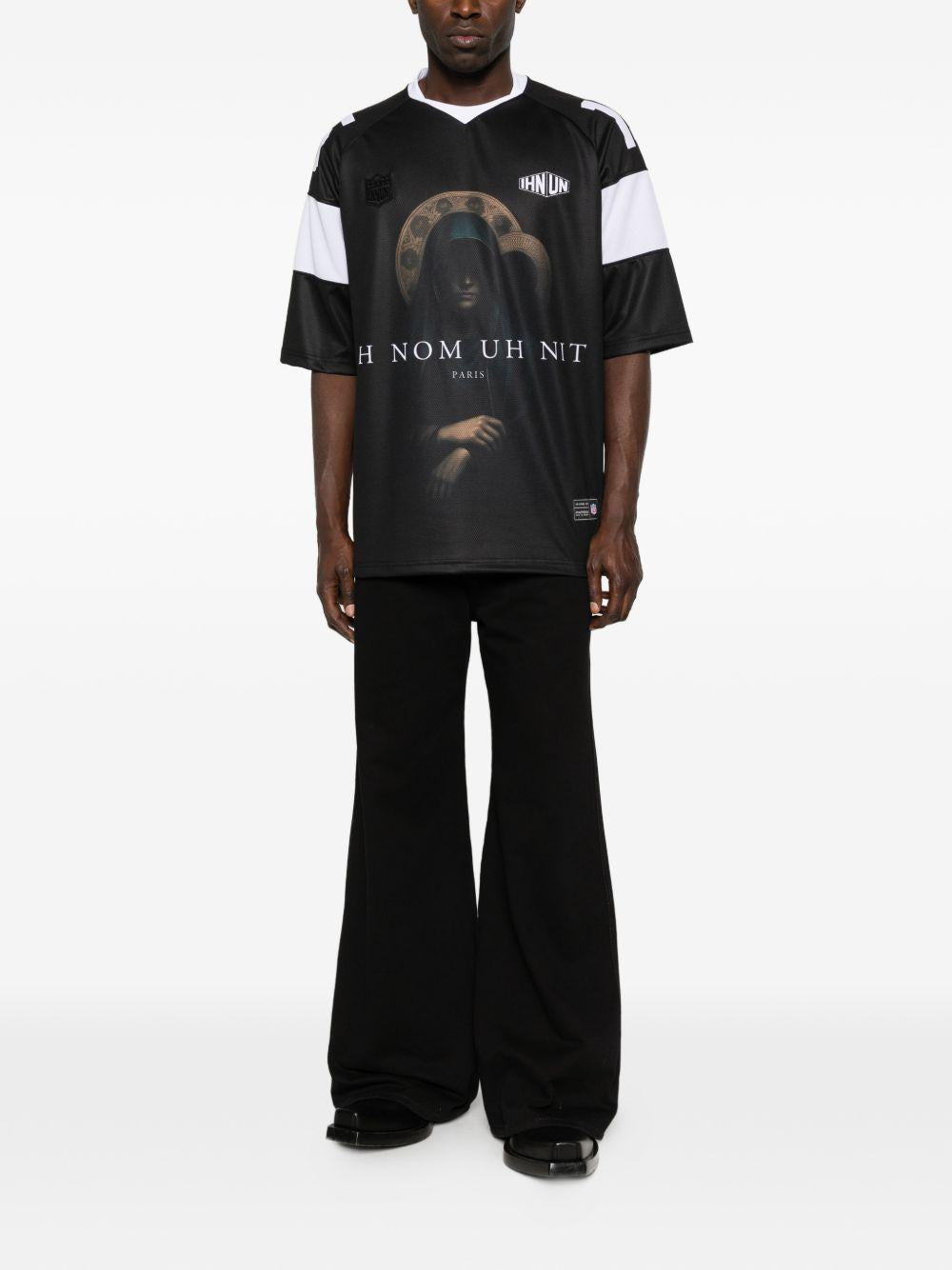 T-shirt in poliestere con stampa grafica scollo a V NUS26231 520 IH NOM UH NIT 