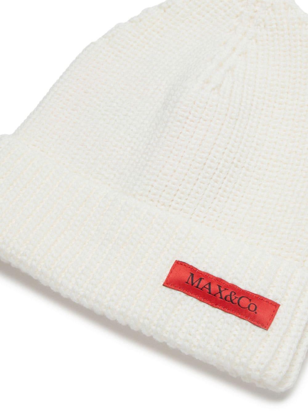 Cappello bianco in maglia targhetta logo