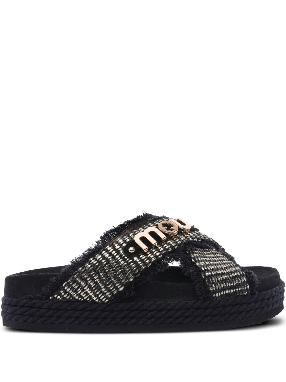 Sandali nero con suola intrecciata e logo metallico oro MUSW451009K RMBLA MOU 