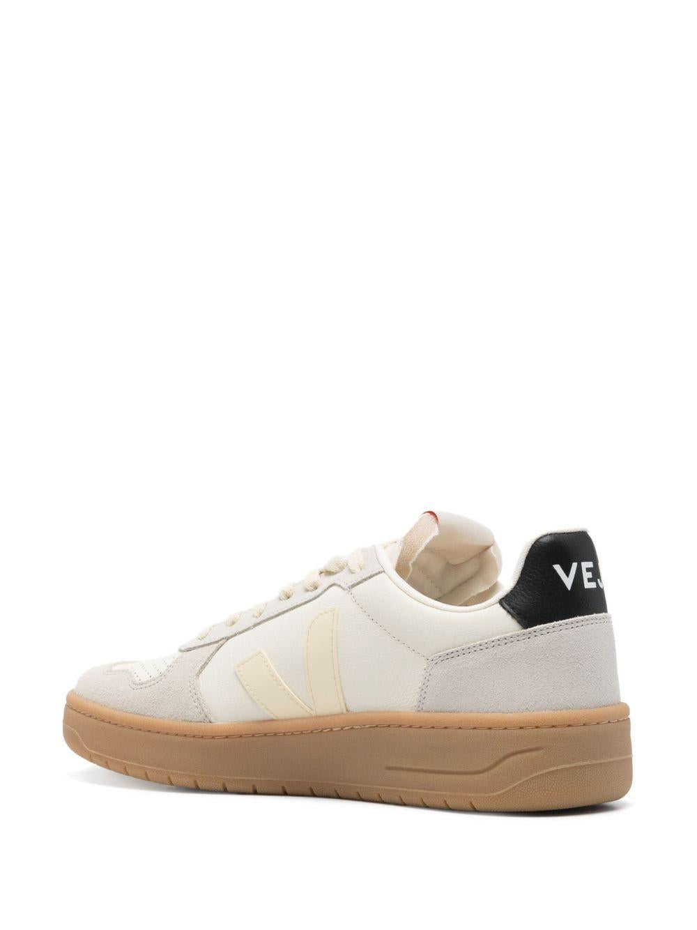 Sneakers v-82 bianco/nere VE3320759 BIANCO VEJA 