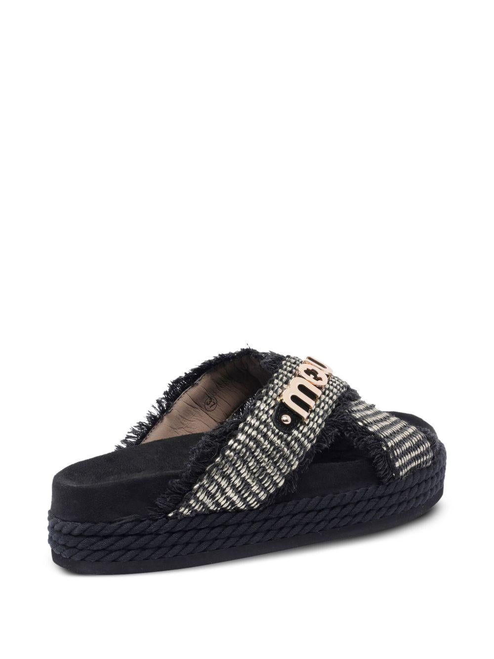 Sandali nero con suola intrecciata e logo metallico oro MUSW451009K RMBLA MOU 