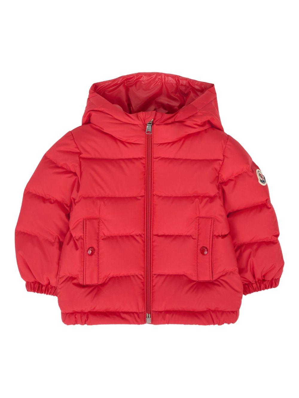 Piumino Invernale Rosso con Cappuccio e Tasche a Filetto K29511A00024597YW 457 MONCLER KIDS 