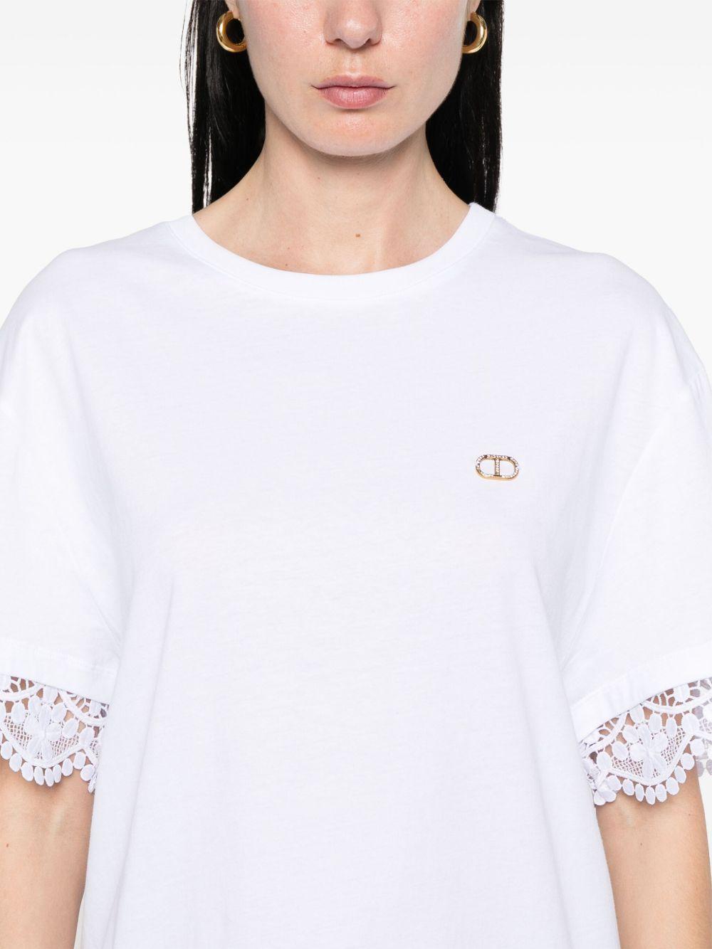 T-shirt  bianca con orli ricamati