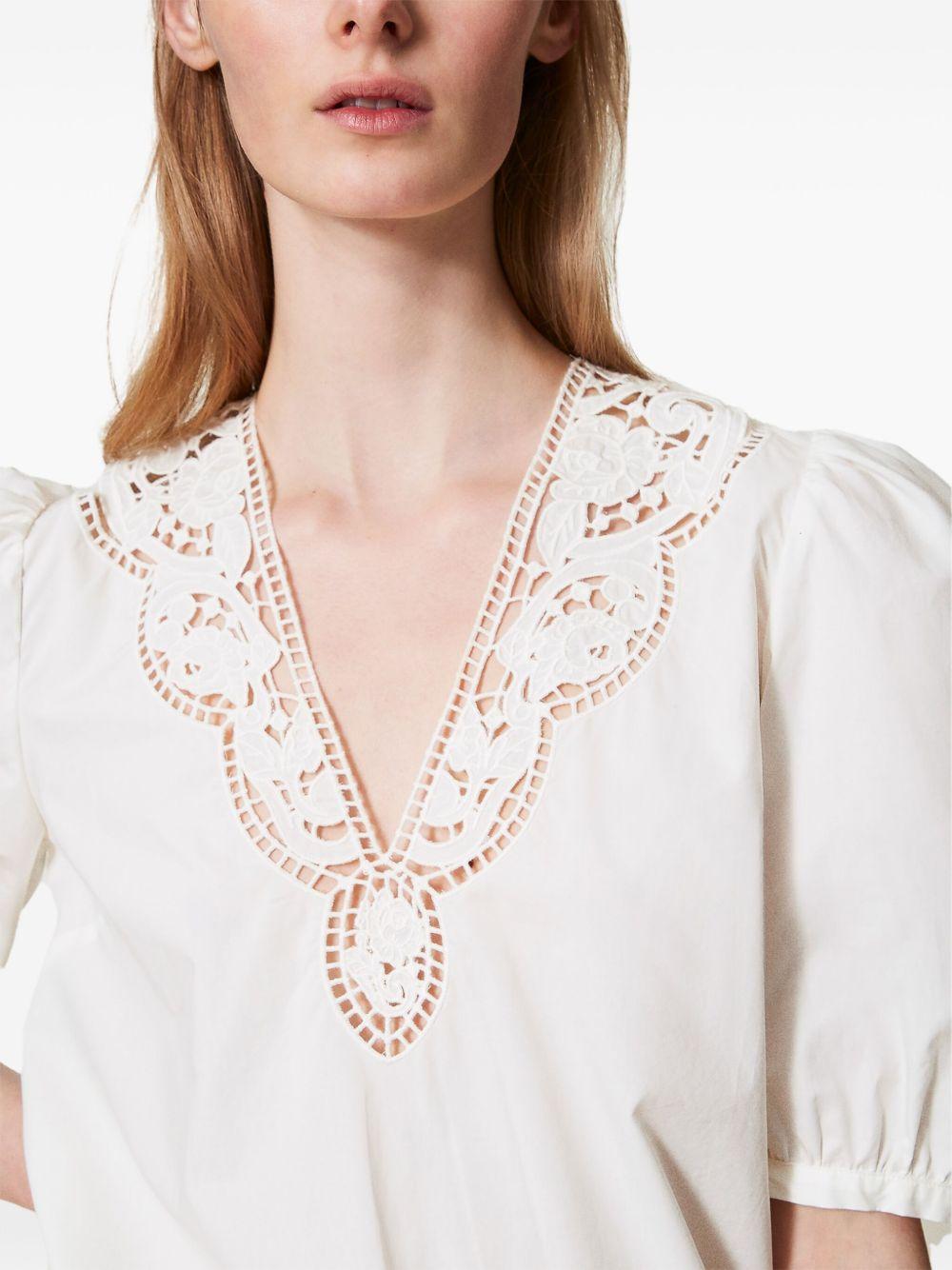 Blusa neve scollo in pizzo san gallo