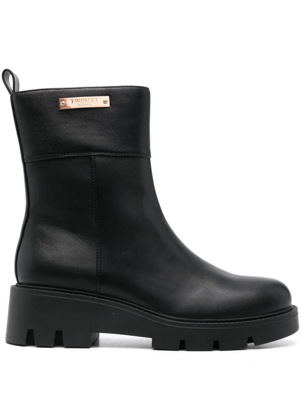 Stivaletto nero con placchetta logo laterale