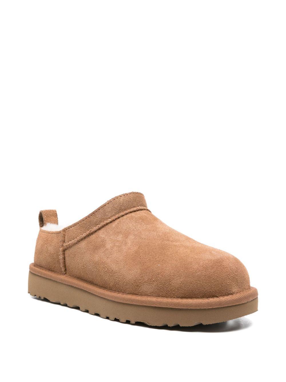 Stivaletti castagna in camoscio micro con patch logo 1173891 CHE UGG 