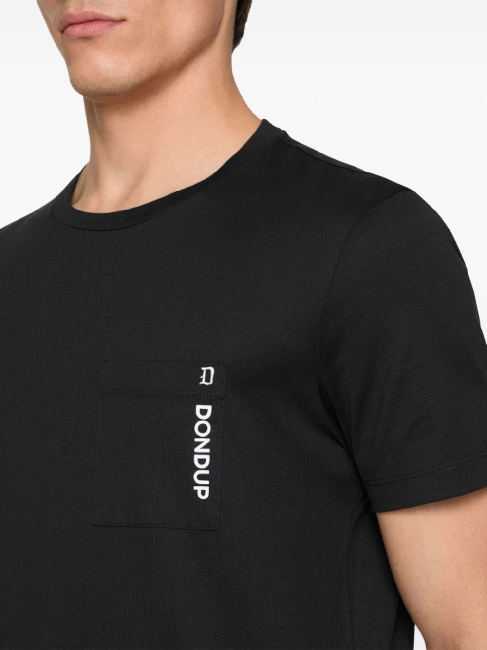 T-shirt nera  taschino logato